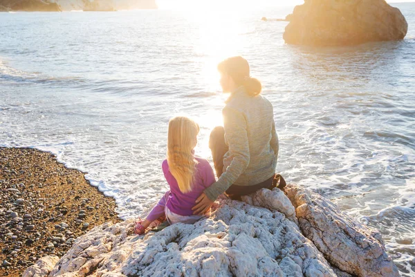 Familie Het Strand Bij Zonsondergang Moeder Dochter Rennen Samen — Stockfoto