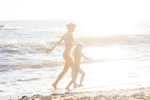 Rodzina Plaży Zachodzie Słońca Matka Córka Biegną Razem — Zdjęcie stockowe
