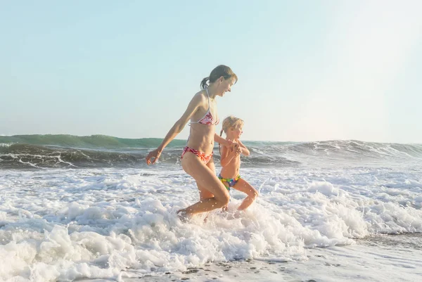 Familie Het Strand Bij Zonsondergang Moeder Dochter Rennen Samen — Stockfoto
