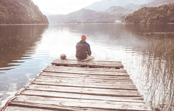 Güzel Dağların Gölünde Dinlenen Adam — Stok fotoğraf