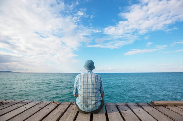 Homem Relaxante Cais Mar — Fotografia de Stock