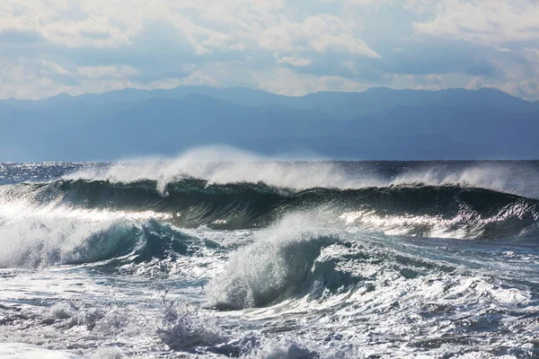 Man Står Mot Havet Brygga Med Stora Vågor Som Slår — Stockfoto