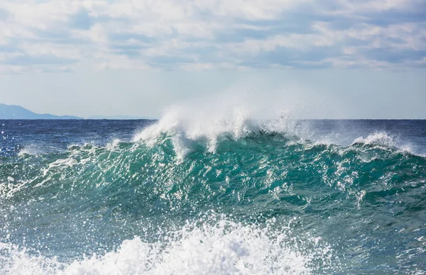 Homem Contra Mar Cais Com Grande Onda Batendo Com Respingo — Fotografia de Stock