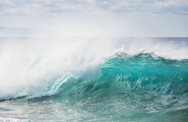 Hombre Pie Contra Mar Muelle Con Grandes Olas Golpeando Con — Foto de Stock