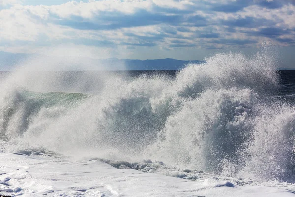 Man Standing Sea Pier Big Wave Beating Splash Storm Weather — Stock Photo, Image