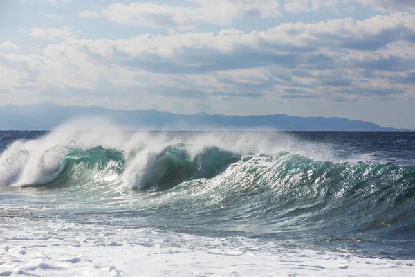 Man Standing Sea Pier Big Wave Beating Splash Storm Weather — Stock Photo, Image