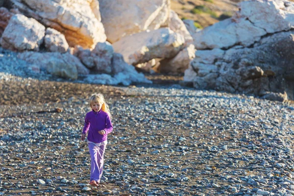 Kleines Mädchen Springt Auf See — Stockfoto