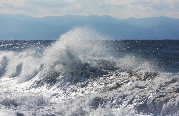 Muž Stojící Moře Molu Velkou Vlnou Bičující Bouřkovém Počasí — Stock fotografie