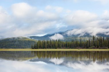 Oregon, ABD 'de sabah dağlarında sakin ve güzel bir göl..