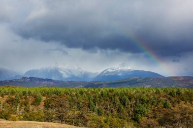 Dağların üstünde gökkuşağı. Güzel doğal manzaralar. Resimli doğa..