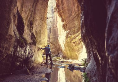 Avakas Vadisi 'nde bir turist. Paphos Bölgesi, Kıbrıs. Sounh Kıbrıs 'taki ünlü küçük kanyon.