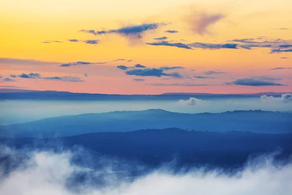 Misty Βουνά Γραφική Θέα — Φωτογραφία Αρχείου