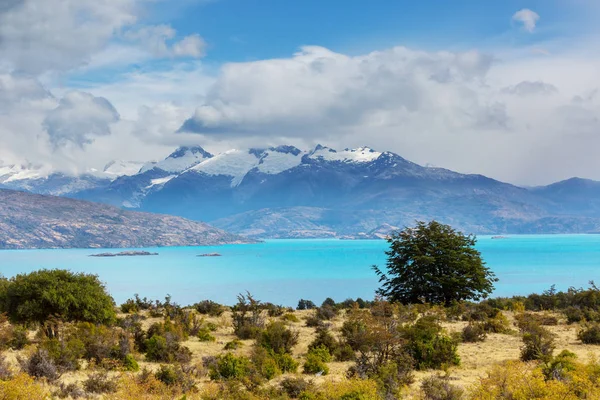 パタゴニアの美しい山の風景 アルゼンチン 南アメリカに山の湖 — ストック写真