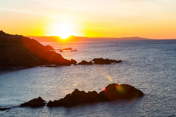 Scenografico Tramonto Colorato Sulla Costa Del Mare Buono Carta Parati — Foto Stock