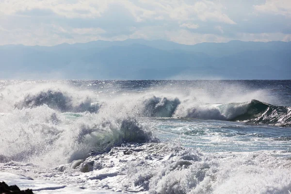 Une Vague Bleue Sur Plage Fond Flou Taches Lumière Soleil — Photo