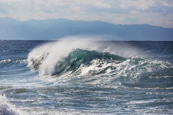 Une Vague Bleue Sur Plage Fond Flou Taches Lumière Soleil — Photo