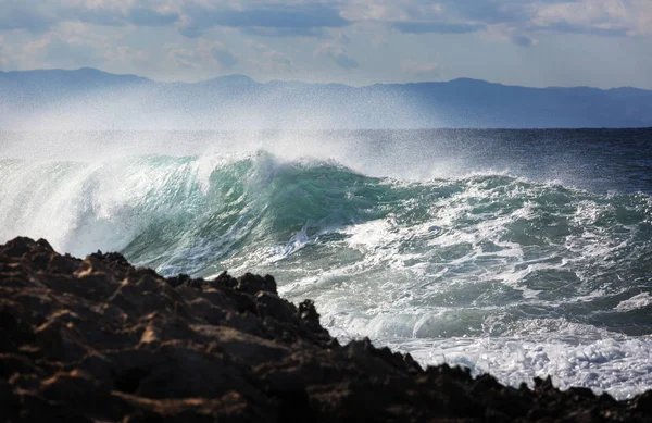 Une Vague Bleue Sur Plage Fond Flou Taches Lumière Soleil — Photo