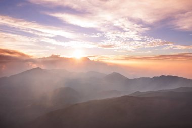 Haleakala yanardağında güzel bir gün doğumu sahnesi, Maui adası, Hawaii