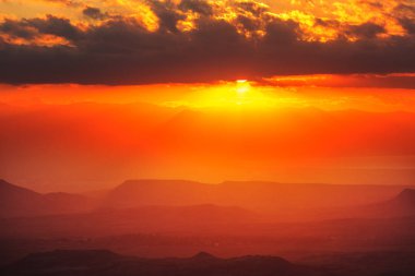 Dağlarda manzaralı günbatımı. Sonbahar mevsimi.