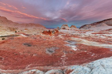 Vermilion Cliffs Ulusal Anıtı. Gün doğumunda manzara manzarası. Alışılmadık dağ manzarası. Güzel doğal arkaplan.