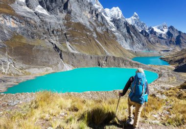 Cordillera dağlarında yürüyüş sahnesi, Peru