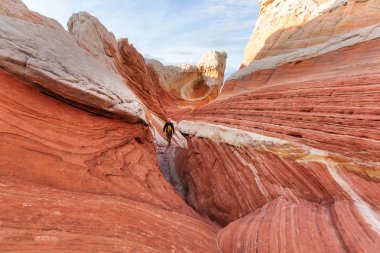 Utah dağlarında yürüyüş. Alışılmadık doğal manzaralarda yürüyüş. Fantastik kumtaşı oluşumları.