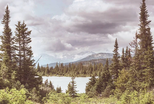 Escena Serena Junto Lago Montaña Canadá Con Reflejo Las Rocas — Foto de Stock