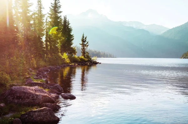 Escena Serena Junto Lago Montaña Canadá Con Reflejo Las Rocas —  Fotos de Stock