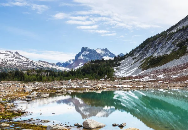 夏の季節には山の中でセレニティ湖 美しい自然景観 — ストック写真