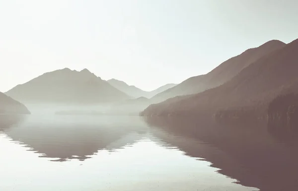 山中静谧的湖水 美丽的自然景观 — 图库照片