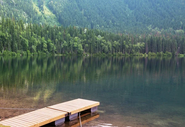Деревянный Пирс Безмятежных Горах Озера — стоковое фото