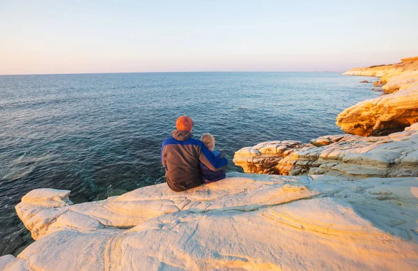 Baba Küçük Kızı Deniz Sahilinde — Stok fotoğraf