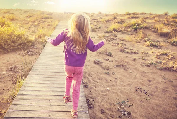 Little Girl Goes Boardwalk Sea Shore Sunrise — Stock Photo, Image