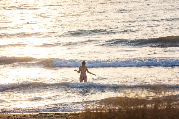 Chica Saltando Mar Onda —  Fotos de Stock