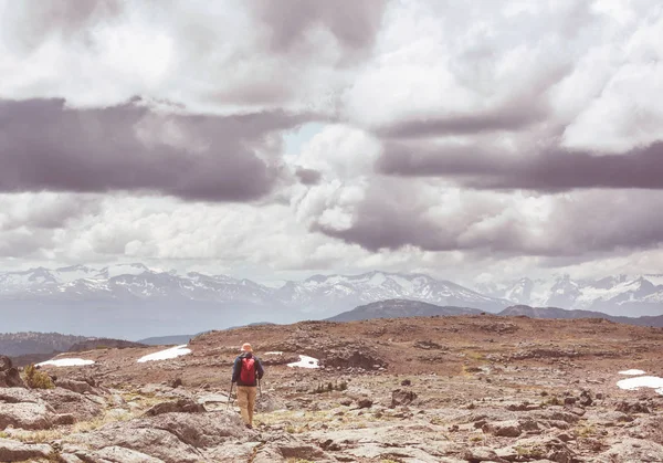 Caminhando Homem Nas Montanhas Canadenses Caminhada Atividade Recreação Popular América — Fotografia de Stock