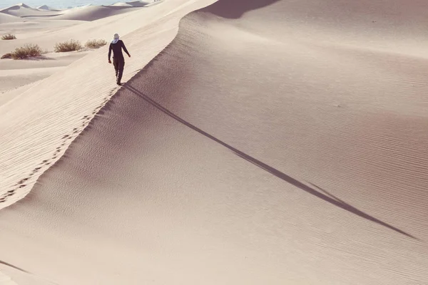 Escursionista Nel Deserto Sabbia Ora Dell Alba — Foto Stock