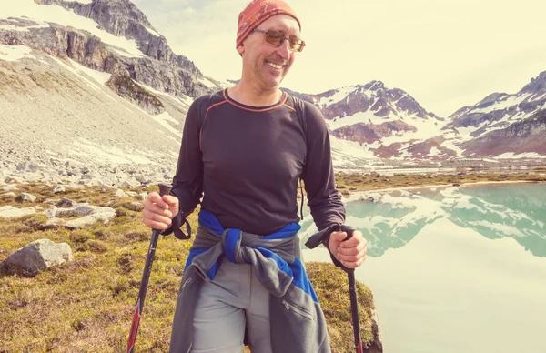 Backpacker Bei Einer Wanderung Den Sommerlichen Bergen — Stockfoto