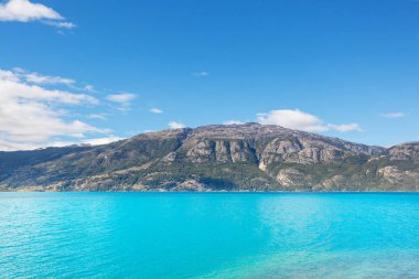 Güney Patagonya, Şili 'deki Carretera Austral çakıl yolu boyunca güzel dağlar manzarası