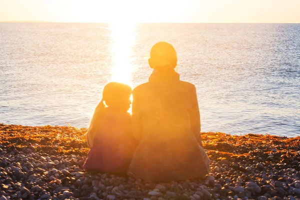 Famiglia Sulla Spiaggia Tramonto Madre Figlia Che Corrono Insieme — Foto Stock
