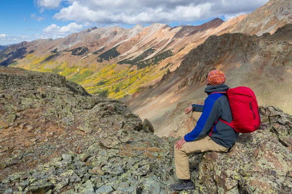 Randonneuse Pédestre Dans Les Montagnes Automne — Photo