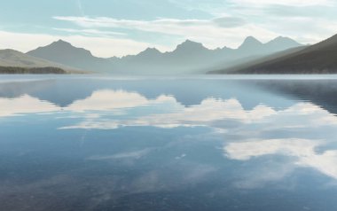 Pitoresk kayalık zirveleri buzul Milli Parkı, Montana, ABD