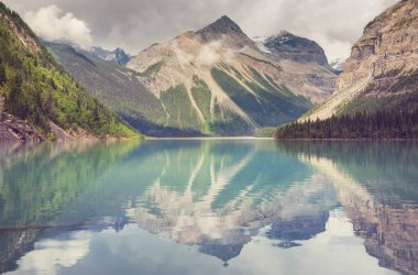 Mount Robson İl Parkı 'ndaki güzel Kinney Gölü, Kanada Kanada, Britanya Kolumbiyası