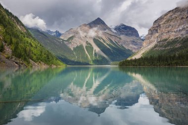 Mount Robson İl Parkı 'ndaki güzel Kinney Gölü, Kanada Kanada, Britanya Kolumbiyası