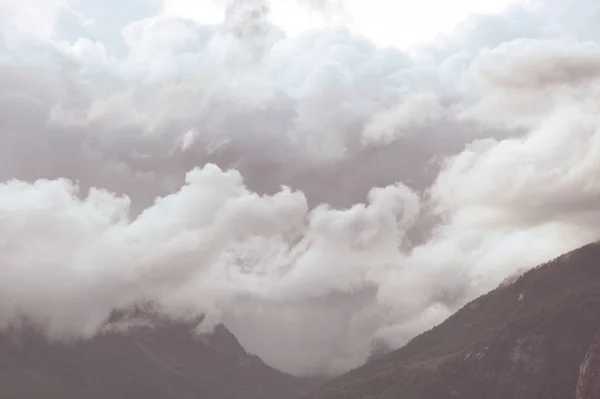 Brouillard Dans Les Hautes Montagnes Beaux Paysages Naturels — Photo