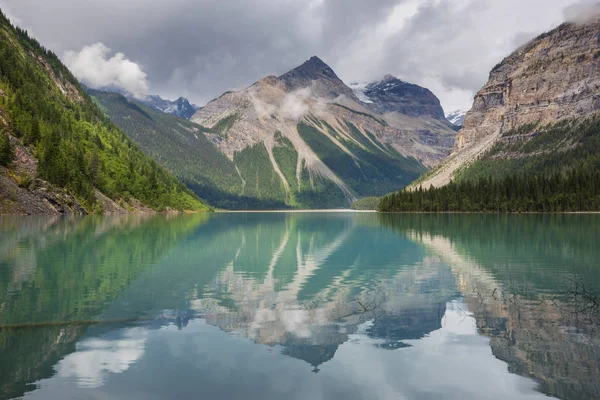 Beau Lac Kinney Dans Parc Provincial Mount Robson Rocheuses Canadiennes — Photo