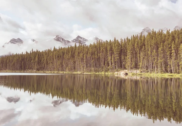 Lugn Scen Vid Fjällsjön Kanada Med Spegling Klipporna Lugnt Vatten — Stockfoto