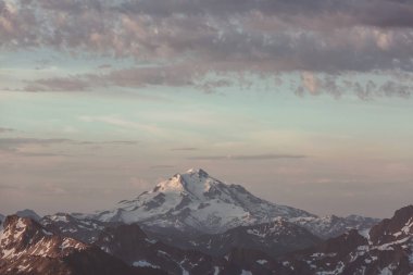 North Cascade Range, Washington / ABD 'de güzel bir dağ zirvesi.
