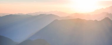 Dağlarda manzaralı günbatımı. Sonbahar mevsimi.