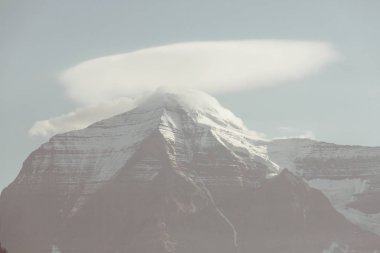 Kanada 'da yaz mevsiminde Güzel Mount Robson