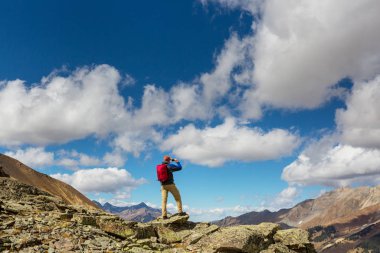 Backpacker sonbahar dağlarında zam